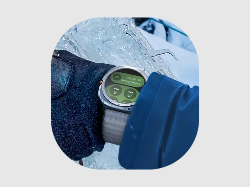 Samsung Galaxy Watch Ultra utilisée en montagne résistante au froid et aux conditions extrêmes