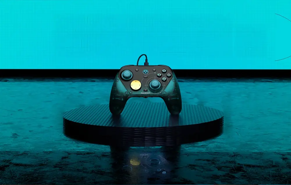 Manette GameSir G7 Pro 8K posée sur son socle de recharge magnétique inclus