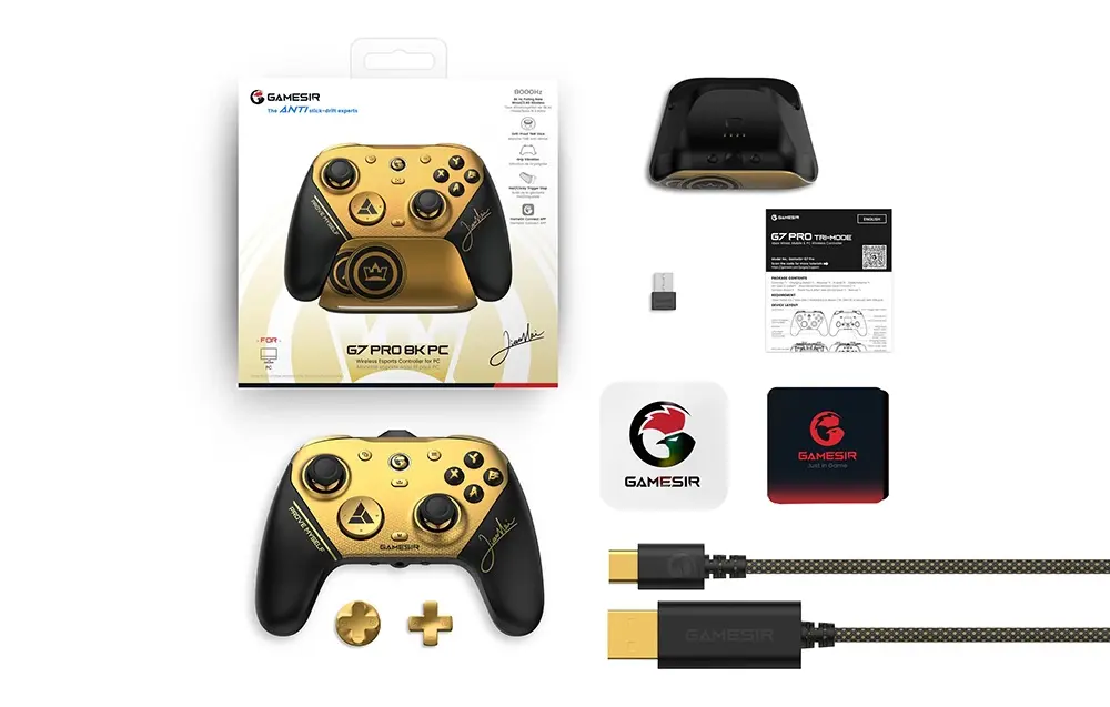 Manette GameSir G7 Pro 8K Champion Edition installée sur son socle de recharge magnétique inclus