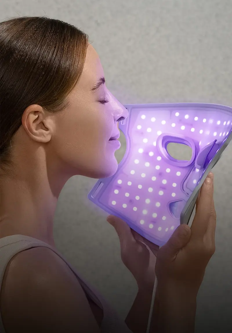 Masque de luminothérapie LED Nanoleaf utilisé sur le visage