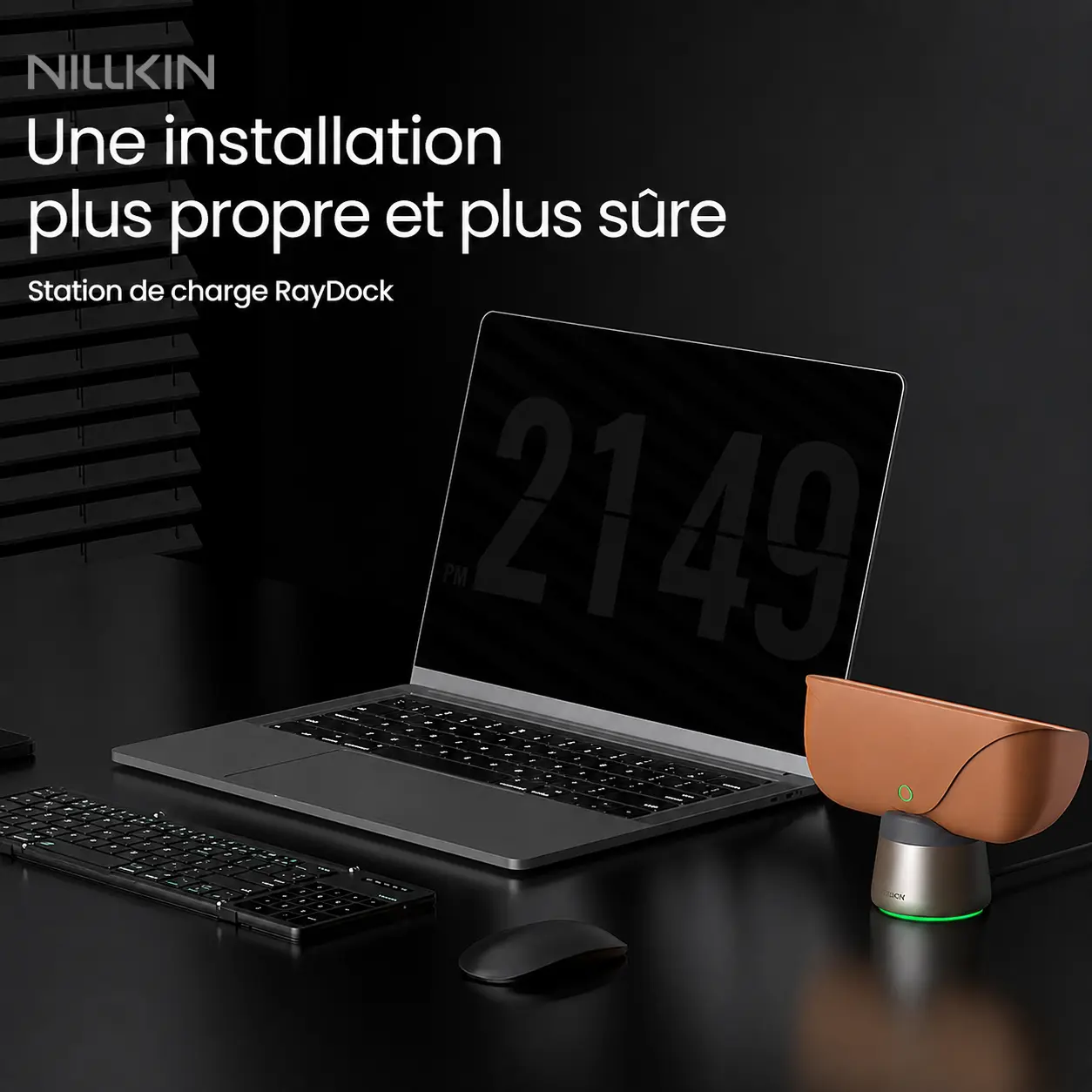 Station de charge RayDock de Nillkin installée sur un bureau élégant à côté d un ordinateur