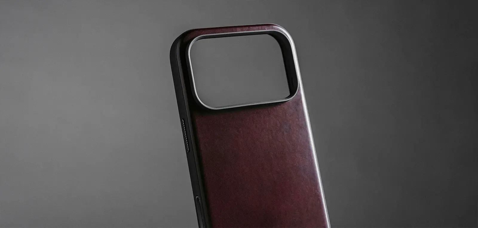 Coque MagSafe NOMAD Modern Leather Case en Cuir HORWEEN pour iPhone 17 Pro - Coloris Bordeaux
