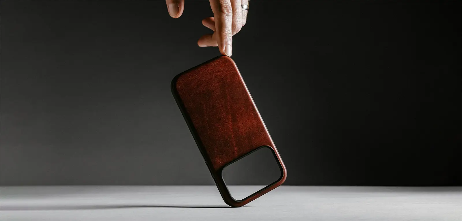 Coque MagSafe NOMAD Modern Leather Case en Cuir HORWEEN pour iPhone 17 Pro - Coloris Marron