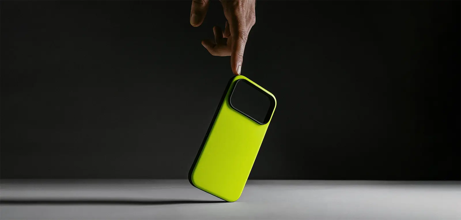 Coque MagSafe NOMAD Modern Case pour iPhone 17 Pro - Modèle Volt Jaune