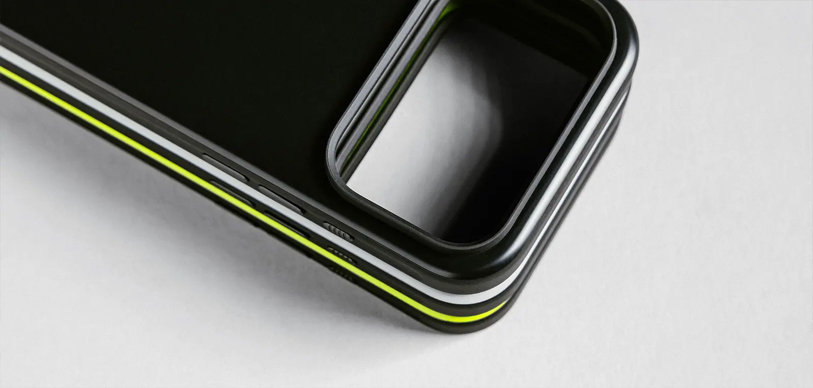 Coque MagSafe NOMAD Modern Case pour iPhone 17 Pro