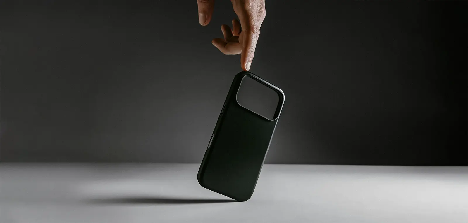 Coque MagSafe NOMAD Modern Case pour iPhone 17 Pro - Modèle Noir