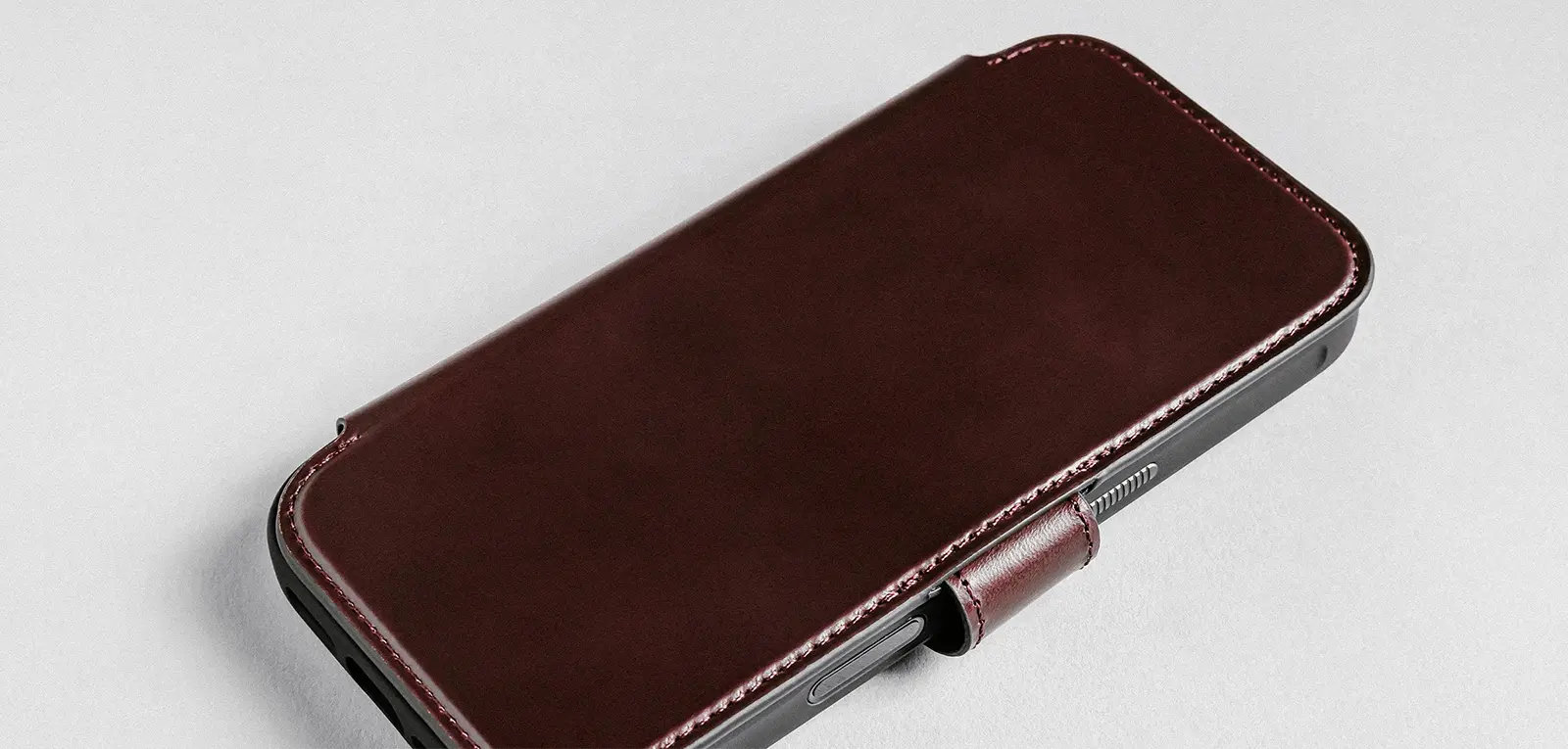 Étui Portefeuille MagSafe NOMAD Modern Leather Folio en Cuir Horween pour iPhone 17 Pro - Coloris Bordeaux