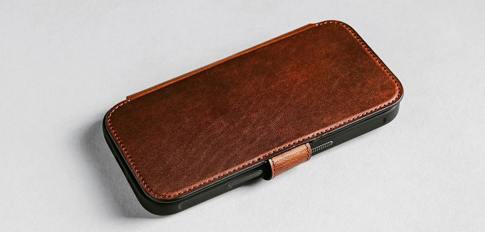 Étui Portefeuille MagSafe NOMAD Modern Leather Folio en Cuir Horween pour iPhone 17 Pro - Coloris Marron