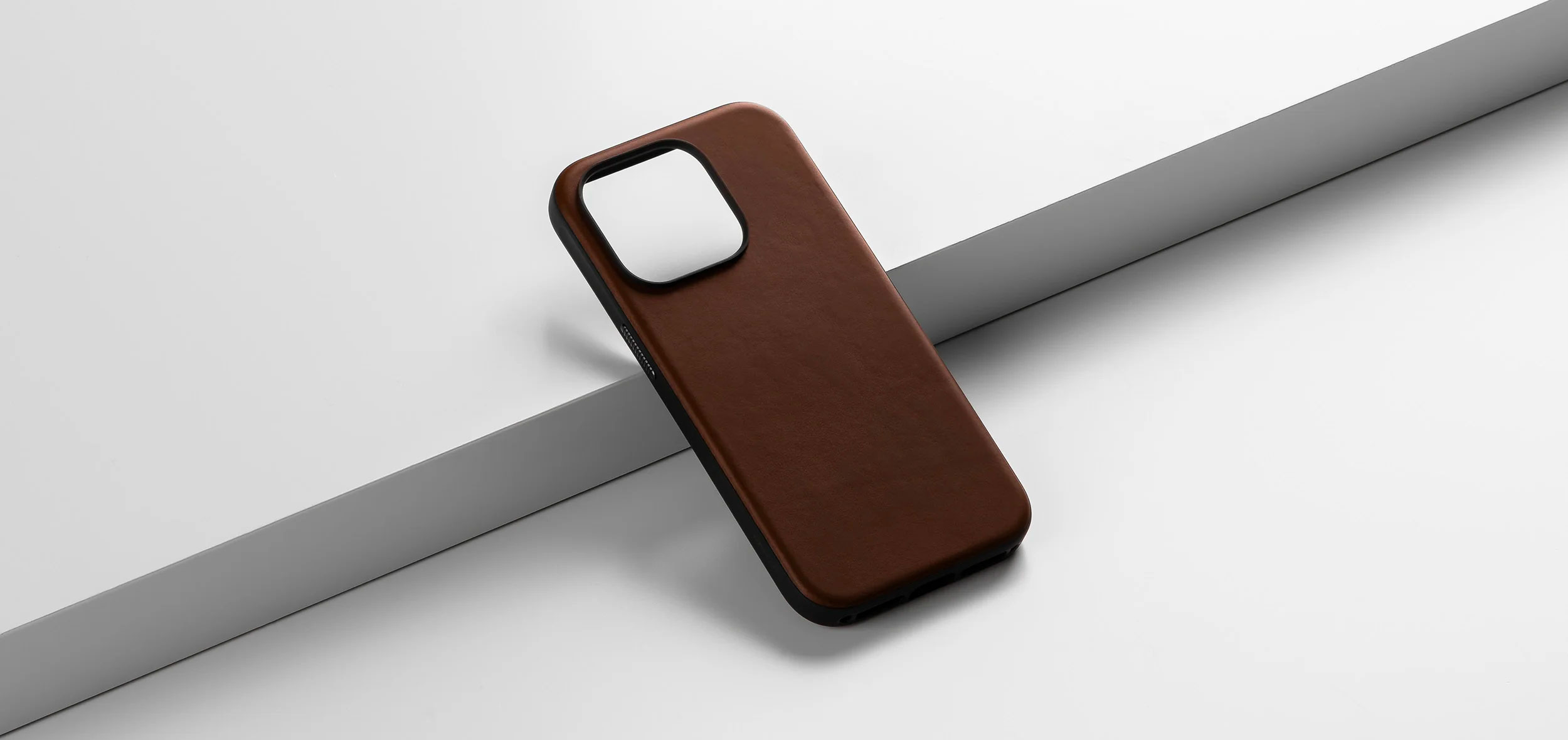 Coque MagSafe NOMAD Modern Leather en Cuir Véritable pour iPhone 15