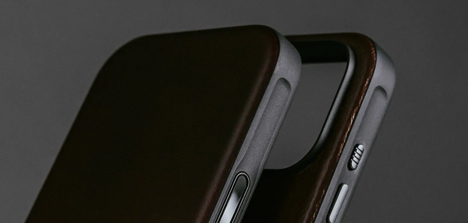 Coque MagSafe NOMAD Modern Leather Case pour iPhone 17 Pro Max - Coloris Marron