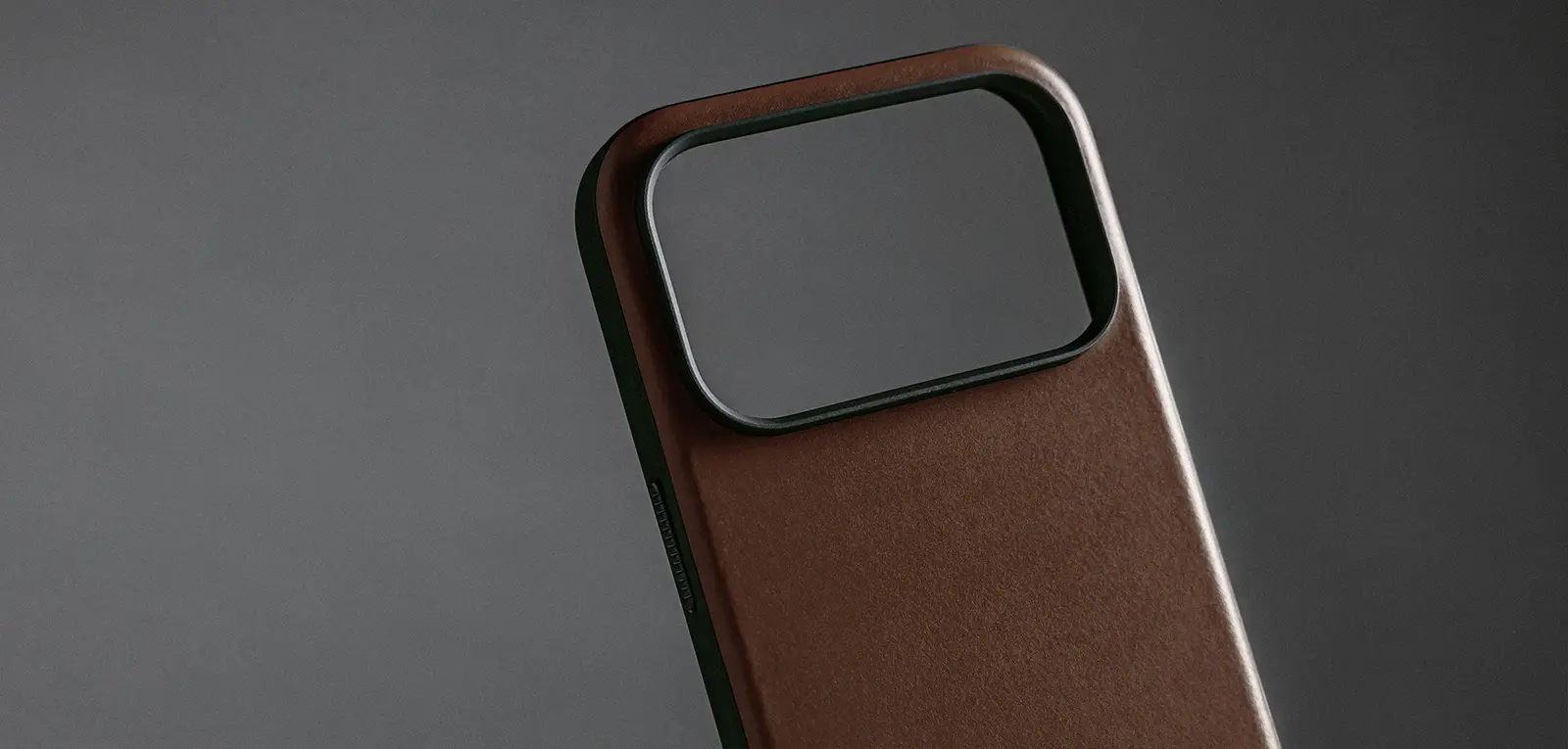 Coque MagSafe NOMAD Modern Leather Case pour iPhone 17 Pro Max - Coloris Marron