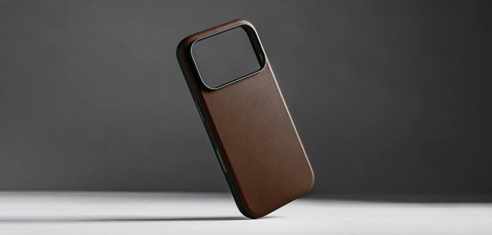 Coque MagSafe NOMAD Modern Leather Case pour iPhone 17 Pro Max - Coloris Marron