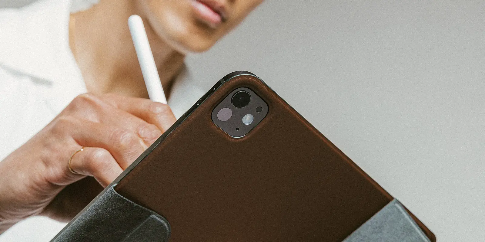 Étui Folio NOMAD Modern Leather Folio pour iPad Pro 13 Pouces 2024 - Coloris Marron