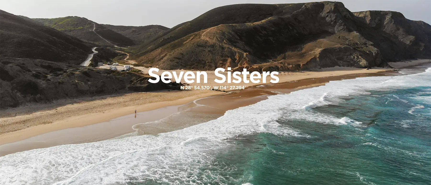 Vue panoramique de Seven Sisters en Basse-Californie, plage sauvage et océan Pacifique, source d'inspiration de la coque NOMAD Rugged Case Arroyo