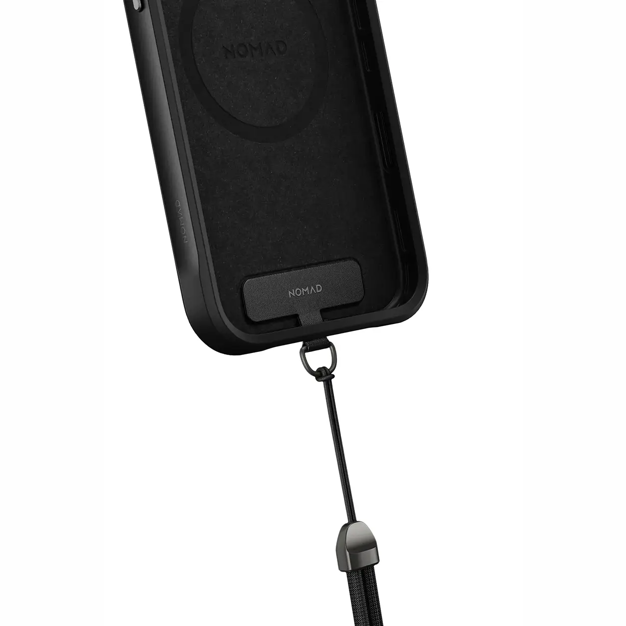 Intérieur de la coque NOMAD Rugged Case Arroyo montrant les aimants MagSafe et le point d'ancrage intégré pour dragonne de poignet