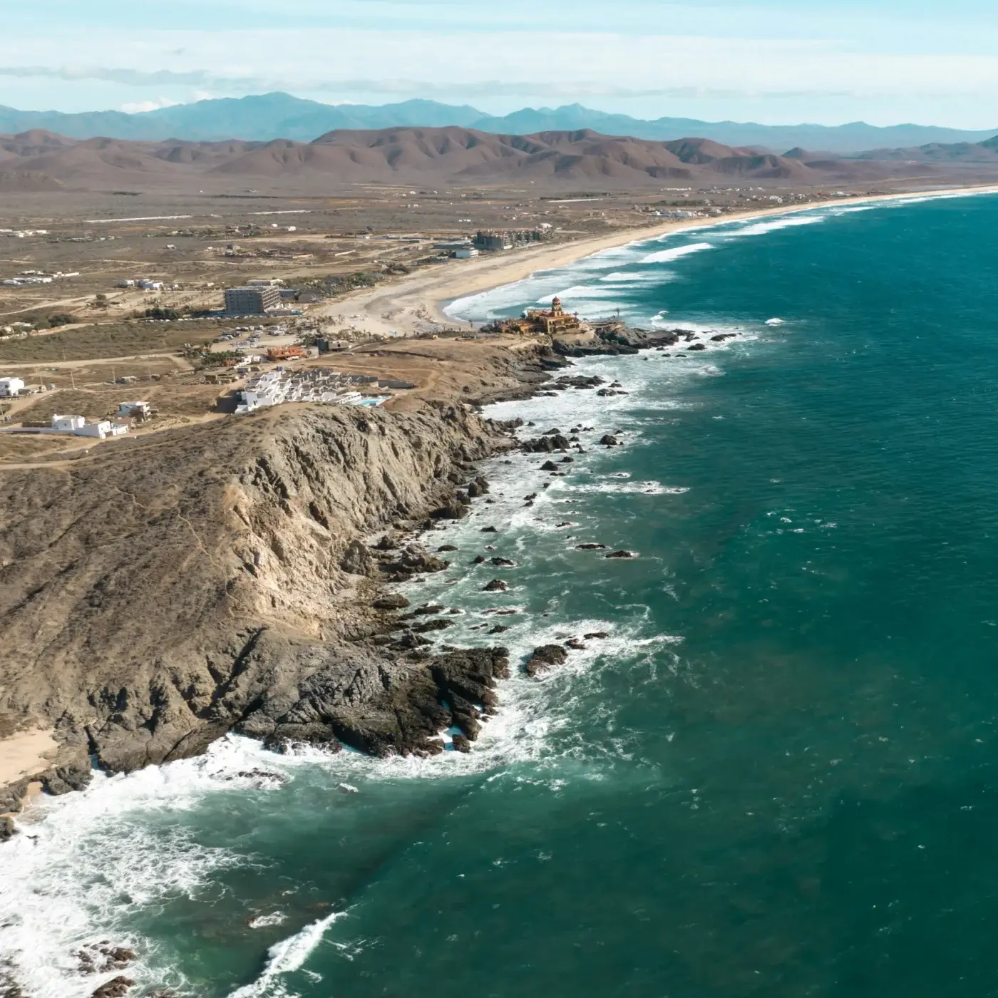 Paysage de Basse-Californie avec côte rocheuse, montagnes et océan, inspiration du design NOMAD Rugged Case Norte