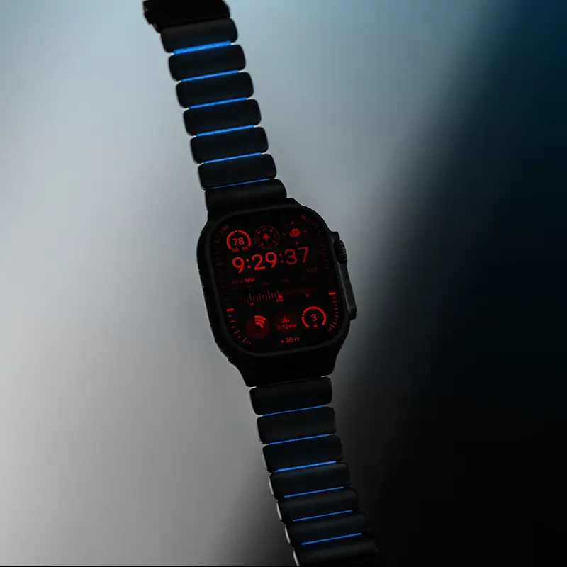 Bracelet NOMAD Stratos Titane Icy Blue Glow pour Apple Watch