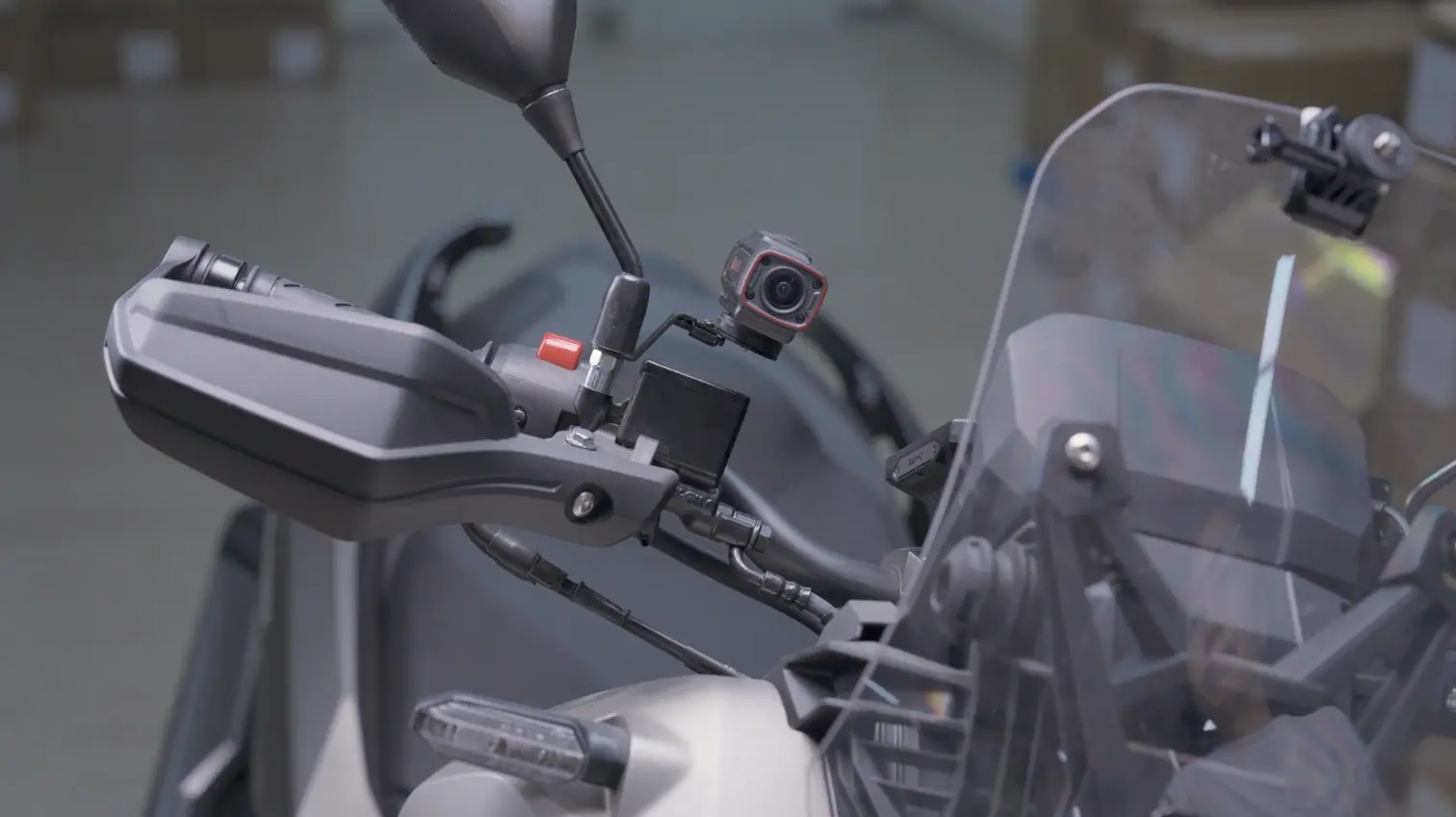 Support miroir caméra moto AKEEYO 730Pro fixation rétroviseur stable scooter installation propre