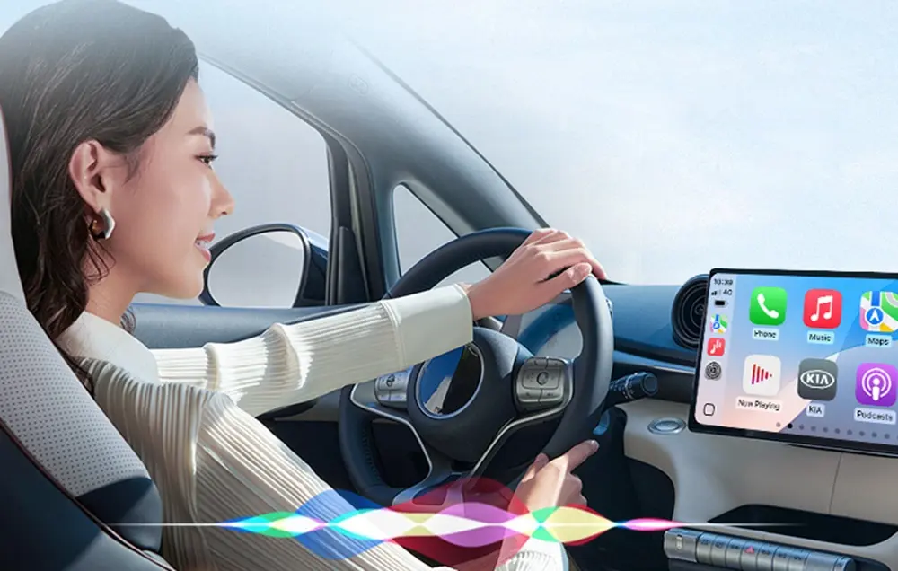 Conduite avec écran voiture affichant interface Apple CarPlay connectée