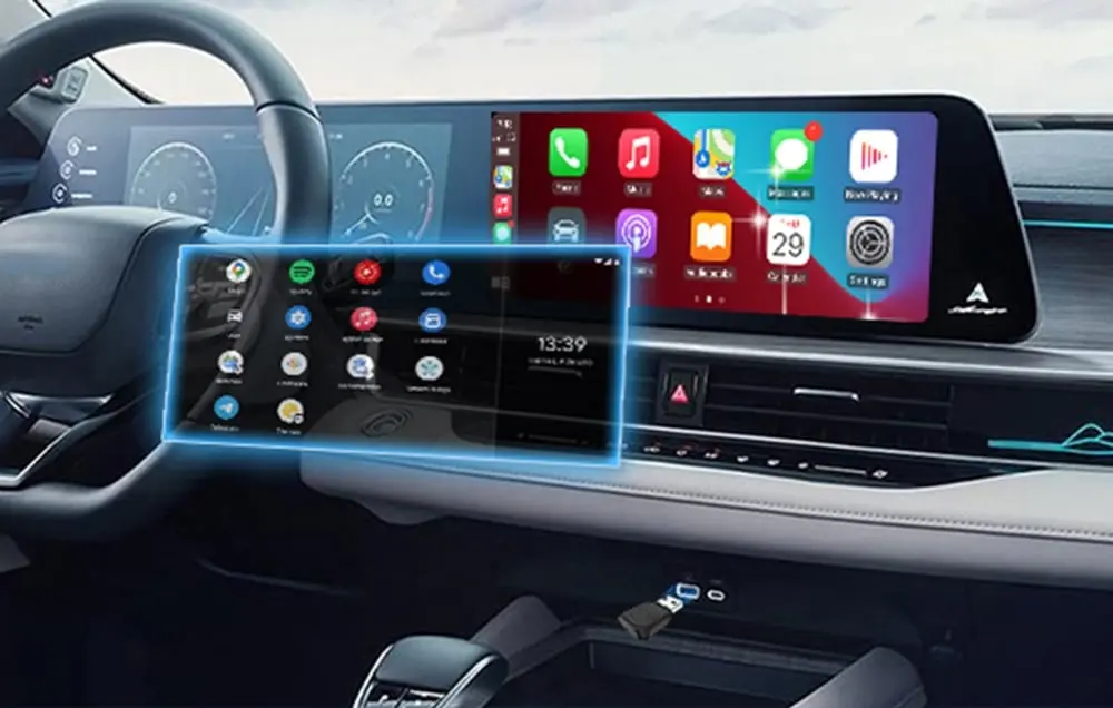 Tableau de bord voiture affichant CarPlay et Android Auto via adaptateur Carlinkit Mini Ultra