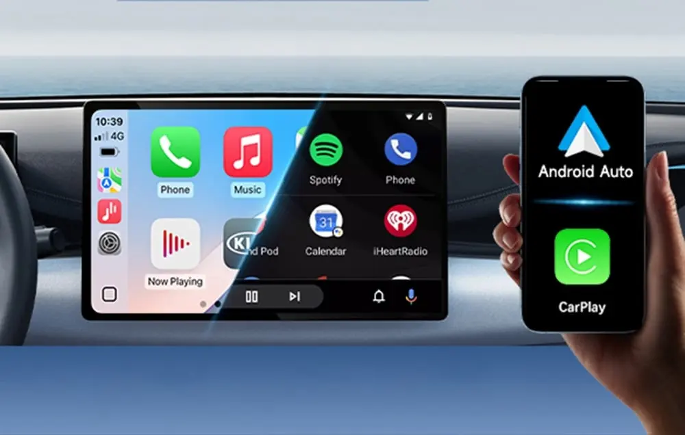 Tableau de bord avec écran affichant CarPlay et Android Auto via smartphone connecté