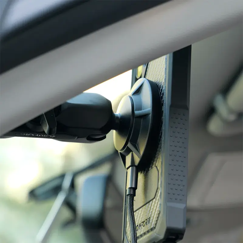 Coque ROKFORM Rugged Galaxy S25 utilisée avec support magnétique de voiture et recharge sans fil