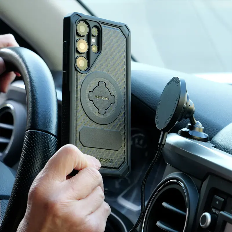 Coque ROKFORM Rugged Galaxy S25 utilisée avec support magnétique de voiture et recharge sans fil