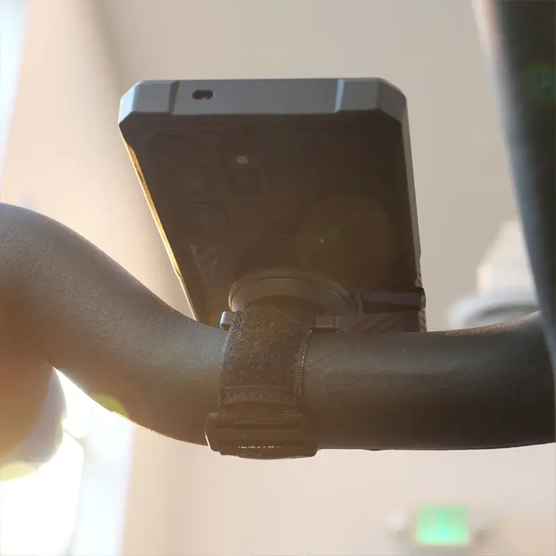 Coque ROKFORM Rugged Galaxy S25 utilisée avec support magnétique avec fixation sur vélo