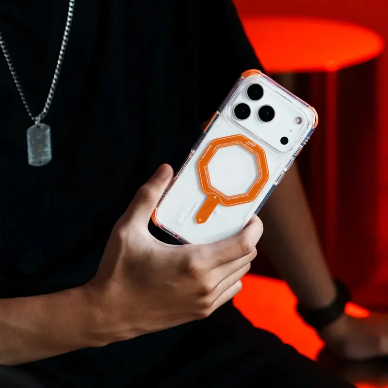Coque MagSafe SKINARMA Magma Mag-Charge Iridescente pour iPhone 17 Pro Max - Prise en main 