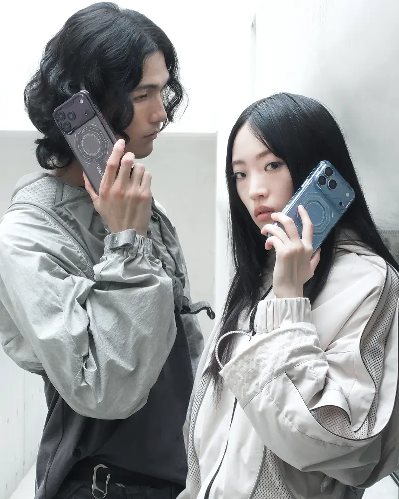 Coques SKINARMA Magma pour iPhone 18 Pro / iPhone 17 Pro portées par des mannequins en style urban streetwear techwear