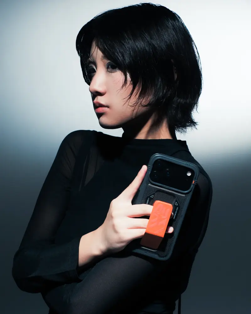 Coque MagSafe SKINARMA Phantom Mag-Charge pour iPhone 17 Pro - Poignée Chevalet Intégrée