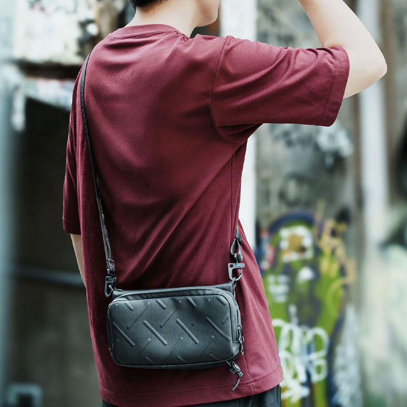 Sac Bandoulière SKINARMA Juno Bottle Sacoche Bag en Nylon Déperlant