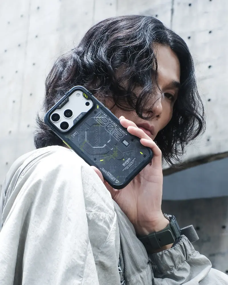 Coque SKINARMA Vigor XE pour iPhone 18 Pro et iPhone 17 Pro portée en mode outdoor et urban lifestyle