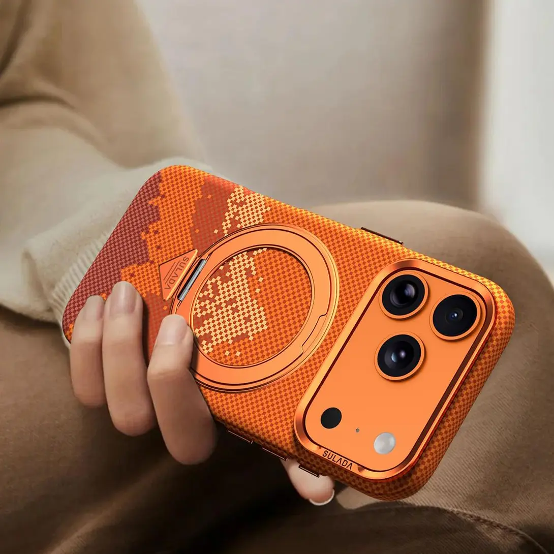 Coque SULADA Pixel Grid Holder orange tenue en main avec anneau support replié