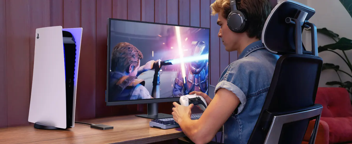 Extension de stockage gaming avec le SSD externe UGREEN 1TB branché sur une console de salon PlayStation 5 (PS5) pendant une session de jeu vidéo d'action.