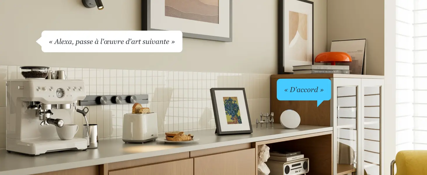 Détails des finitions du cadre connecté SwitchBot : capteur de luminosité ambiante intégré et boutons de contrôle discrets à l'arrière.