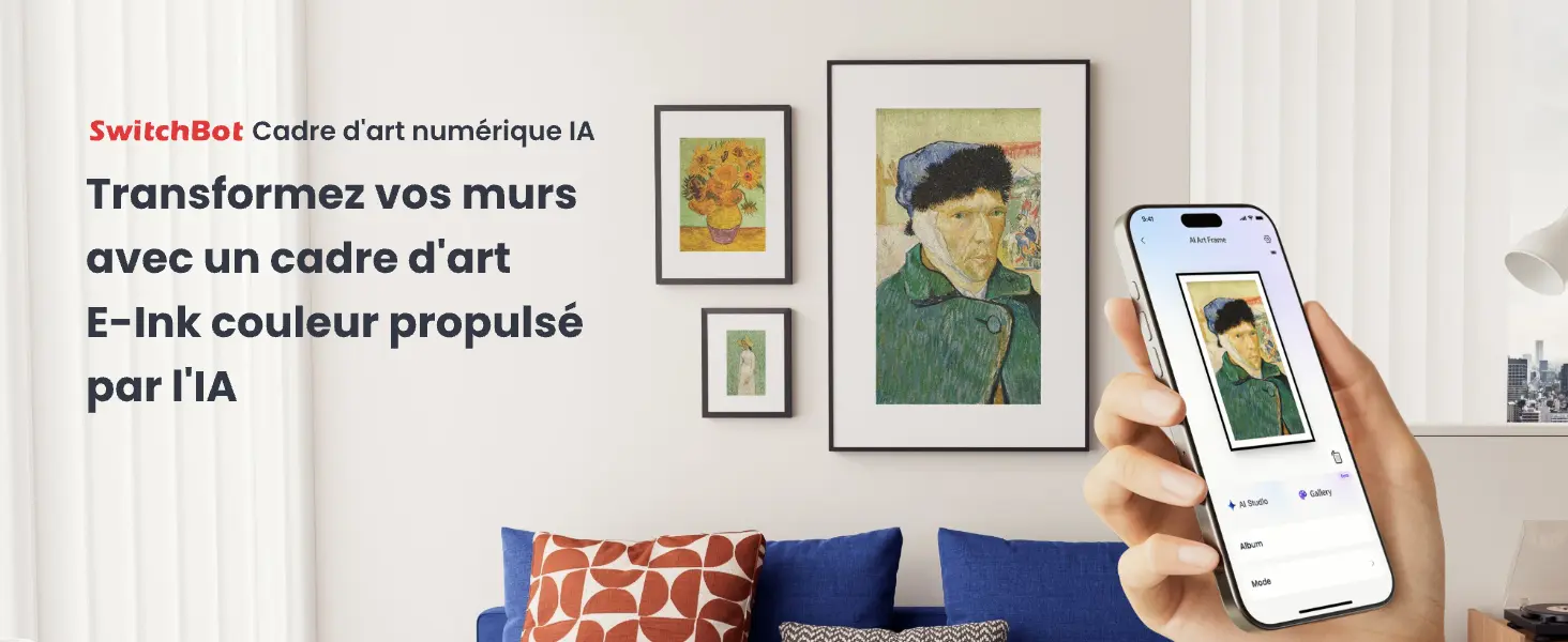 Cadre d'art numérique IA SwitchBot AI Art Frame 13,3 pouces avec écran à encre électronique couleur E-Ink accroché au mur d'un salon et contrôle via l'application smartphone