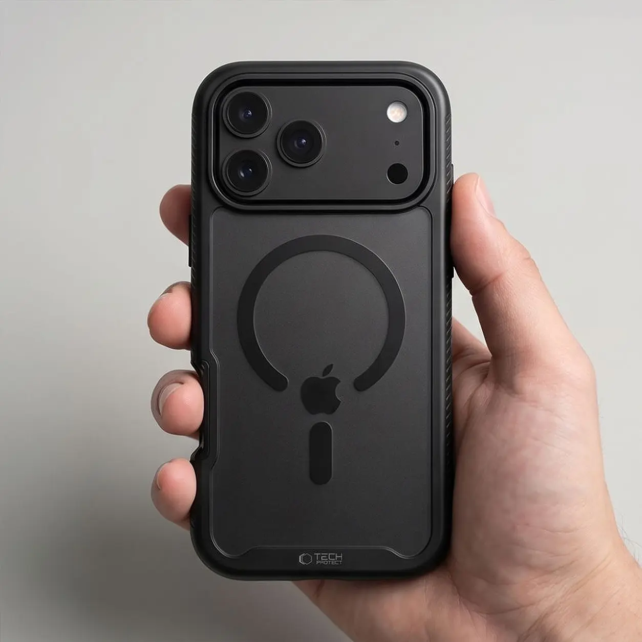 iPhone protégé par la coque Defense MagSafe sur un support de charge magnétique pour iPhone 18/17 Pro Max