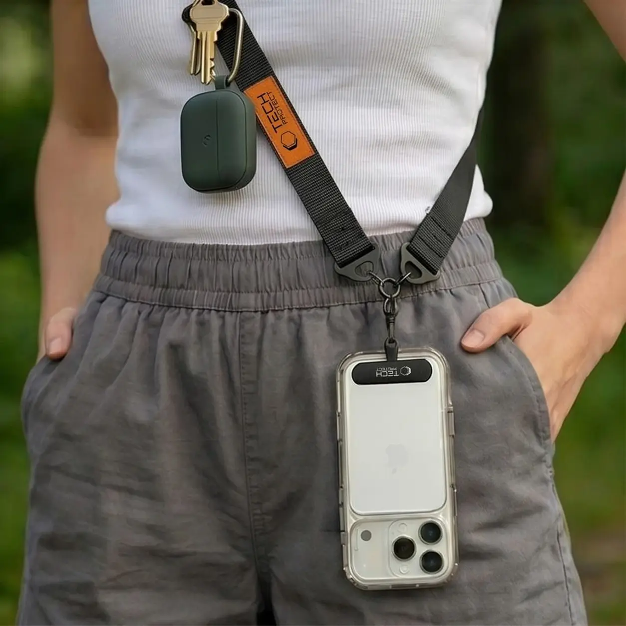 Bandoulière C9S portée en travers du buste, smartphone et accessoires à portée de main