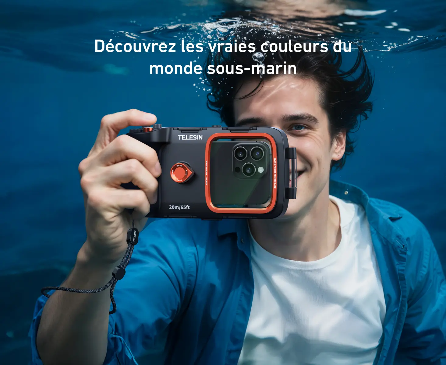 Homme utilisant le caisson étanche TELESIN P4 sous l'eau avec le texte découvrez les vraies couleurs du monde sous-marin