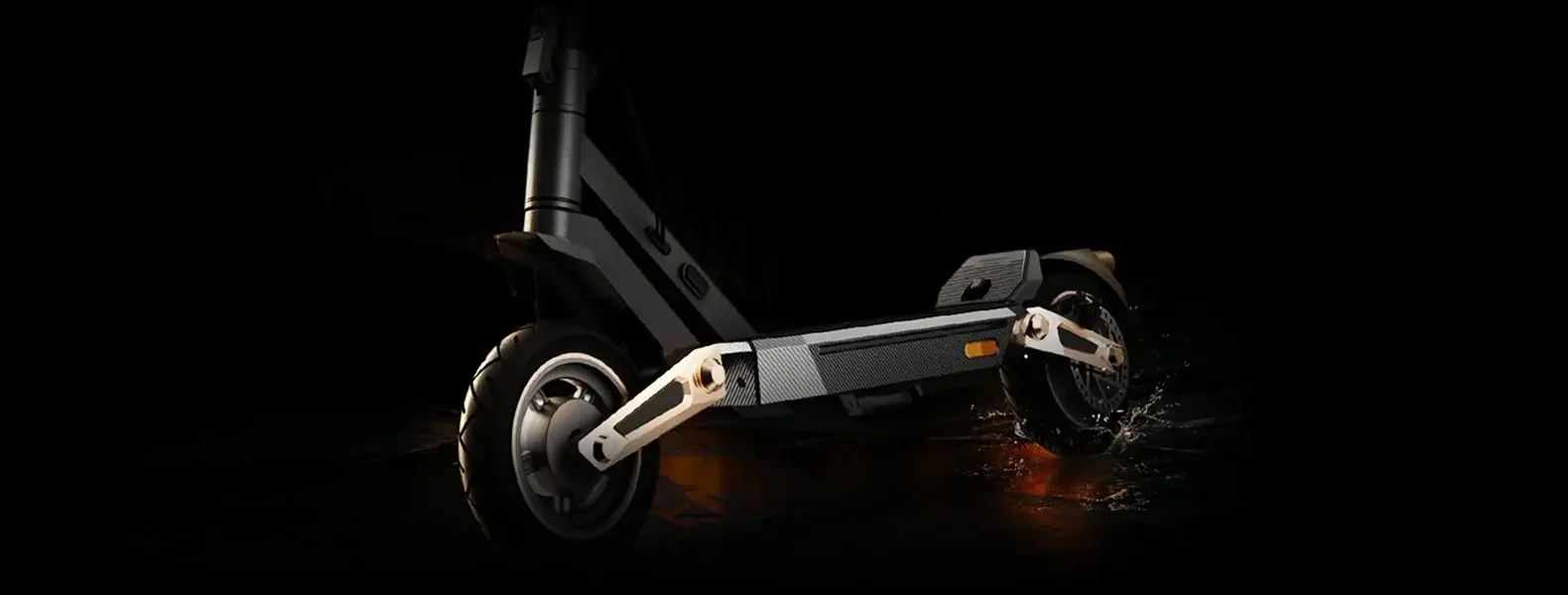 Systeme antipatinage TCS actif sur sol mouille avec la trottinette electrique NAVEE ST3 Pro garantissant stabilite et adherence optimale