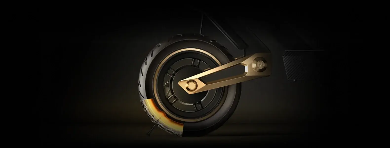 Zoom sur le pneu et le systeme de controle de traction TCS de la trottinette NAVEE ST3 Pro sur chaussée glissante