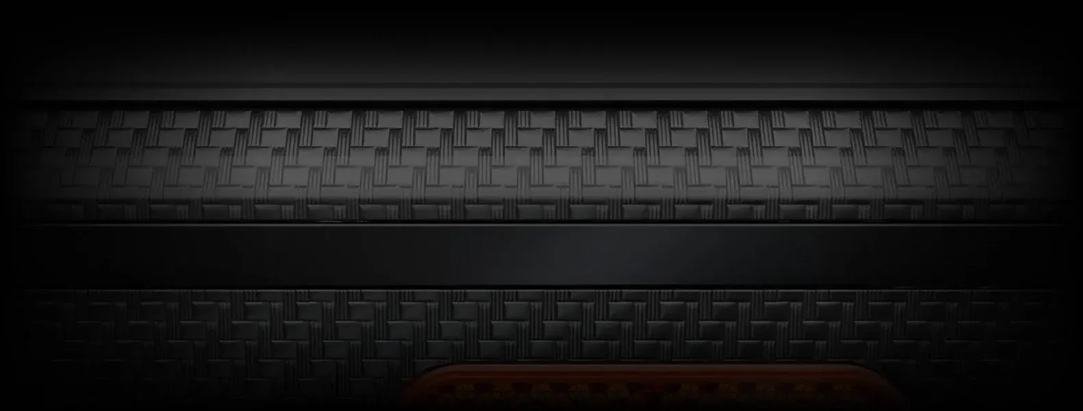 Gros plan sur les finitions et textures de style fibre de carbone sur le deck de la trottinette electrique NAVEE ST3 Pro