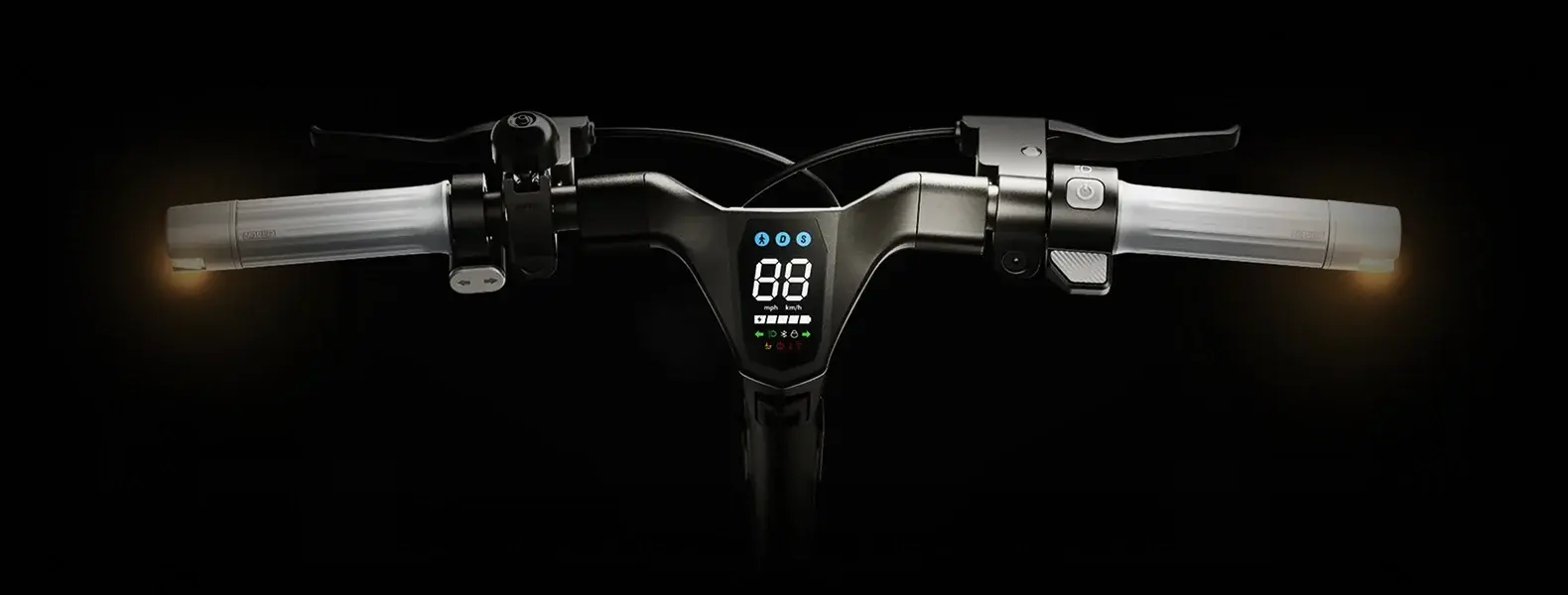 Vue de face du guidon et de la poignee ergonomique avec écran LED central de la trottinette electrique NAVEE ST3 Pro