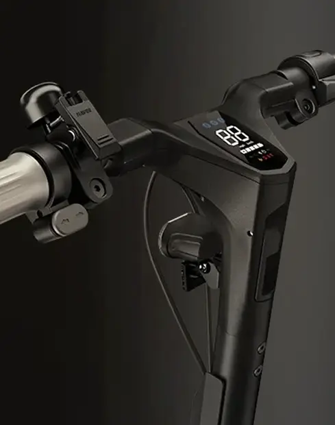 Clignotants et indicateurs intégrés sur le guidon de la trottinette NAVEE ST3 Pro