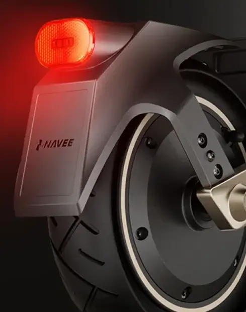 Feu arrière LED lumineux de sécurité sur le garde-boue de la trottinette NAVEE ST3 Pro