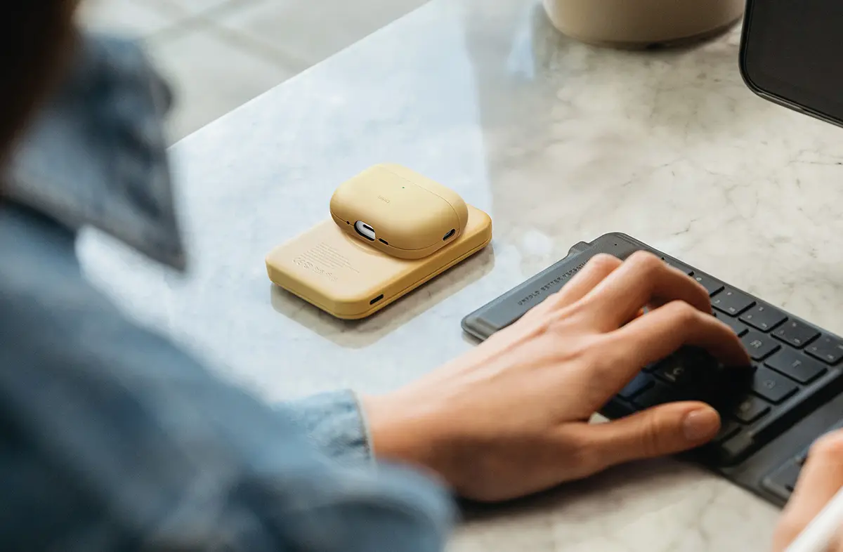 Étui en Cuir Vegan UNIQ Lyden Vex pour AirPods Pro 3