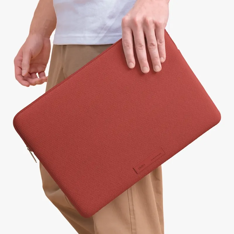 Housse Néoprène Rouge UNIQ Cyprus Ridge 14'' - Design rainuré