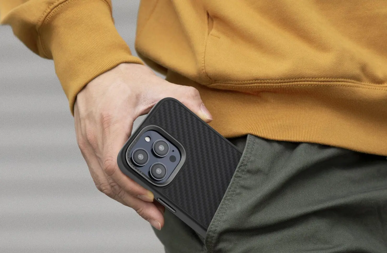 Coque MagSafe UNIQ Keva MagClick™ en Fibre d'Aramide pour iPhone 15 Pro