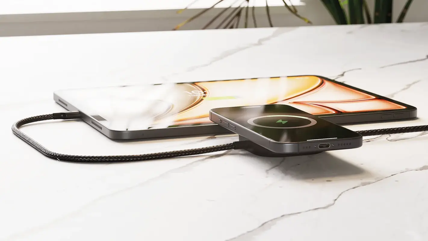 Chargeur Induction MagSafe ZENS Pro 2 avec Câble de Charge USB-C en situation avec iPhone et iPad en charge